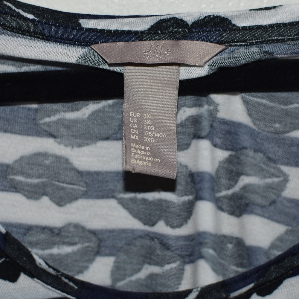 H&M+ Blue and Black Lips Top - Picture 4 of 5